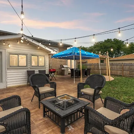 Cozy Home Sleeps 10 Lombard Chicago Suburb